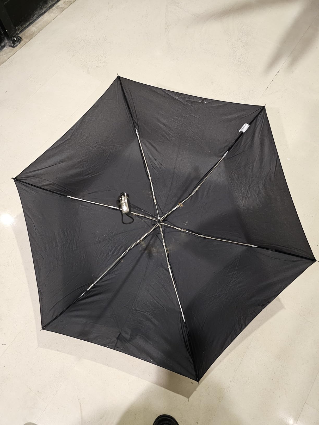 Très compact